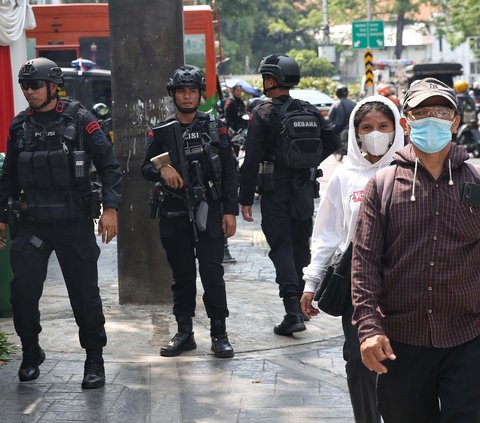 FOTO: Polisi dan TNI Jaga Ketat Gereja Katedral Jakarta Jelang Kunjungan Paus Fransiskus