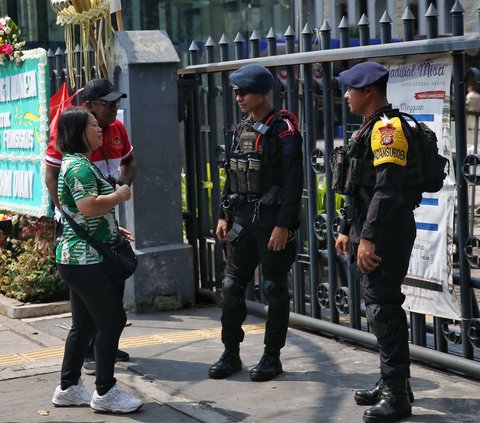 FOTO: Polisi dan TNI Jaga Ketat Gereja Katedral Jakarta Jelang Kunjungan Paus Fransiskus