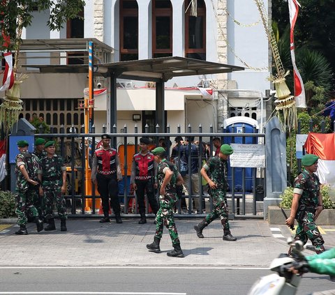 FOTO: Polisi dan TNI Jaga Ketat Gereja Katedral Jakarta Jelang Kunjungan Paus Fransiskus