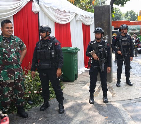 FOTO: Polisi dan TNI Jaga Ketat Gereja Katedral Jakarta Jelang Kunjungan Paus Fransiskus