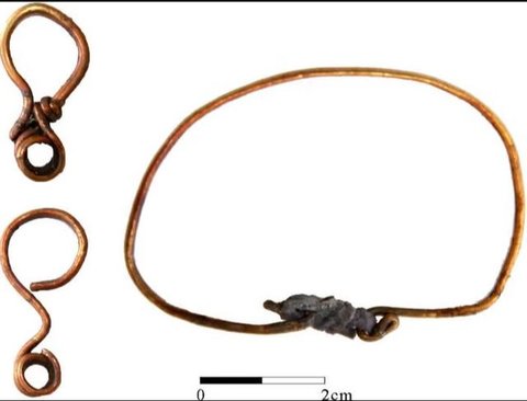 Gelang emas dan sepasang anting ditemukan di makam misterius di Mongolia.