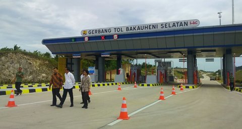 Jokowi berharap agar tol yang menghubungkan Lampung dan Palembang dapat selesai sebelum pelaksanaan Asian Games 2018. (Foto: Liputan6.com/Maulandy Rizky Bayu Kencana)