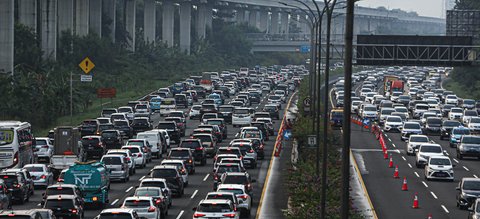 PT Jasa Marga mencatat jumlah kendaraan yang masuk ke Jakarta selama arus balik Lebaran 2023. (Liputan6.com/Faizal Fanani)
