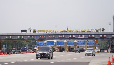 Sistem rekayasa lalu lintas satu arah mulai diterapkan di KM 188 Gerbang Tol (GT) Palimanan pada Jalan Tol Cipali hingga KM 72 Cikampek sejak pukul 14.30 WIB berdasarkan keputusan Kepolisian. Kebijakan one way ini diambil setelah mempertimbangkan data peningkatan volume kendaraan yang kembali dari arah Timur menuju Jakarta, hasil pantauan CCTV, laporan petugas di lapangan, serta perkiraan bahwa lonjakan lalu lintas akan terus berlanjut selama periode kedua arus balik Hari Raya Idul Fitri 1444 H. (Dok. Jasa Marga)