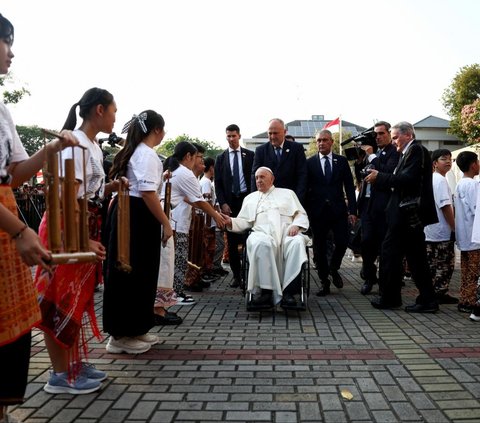 Paus Fransiskus tiba di Katedral Bunda Maria Diangkat ke Surga, Jakarta. Kedatangannya disambut hangat oleh sejumlah pelajar yang memainkan alat musik tradisional, angklung, menciptakan suasana yang penuh khidmat dan budaya.