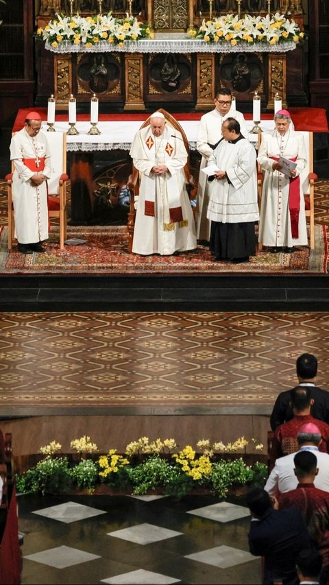 Paus Fransiskus tiba di Katedral Bunda Maria Diangkat ke Surga, Jakarta. Kedatangannya disambut hangat oleh sejumlah pelajar yang memainkan alat musik tradisional, angklung, menciptakan suasana yang penuh khidmat dan budaya.