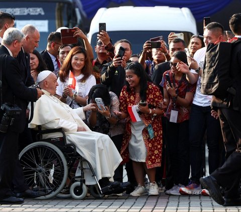 Paus Fransiskus tiba di Katedral Bunda Maria Diangkat ke Surga, Jakarta. Kedatangannya disambut hangat oleh sejumlah pelajar yang memainkan alat musik tradisional, angklung, menciptakan suasana yang penuh khidmat dan budaya.