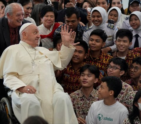 Paus Fransiskus tiba di Katedral Bunda Maria Diangkat ke Surga, Jakarta. Kedatangannya disambut hangat oleh sejumlah pelajar yang memainkan alat musik tradisional, angklung, menciptakan suasana yang penuh khidmat dan budaya.