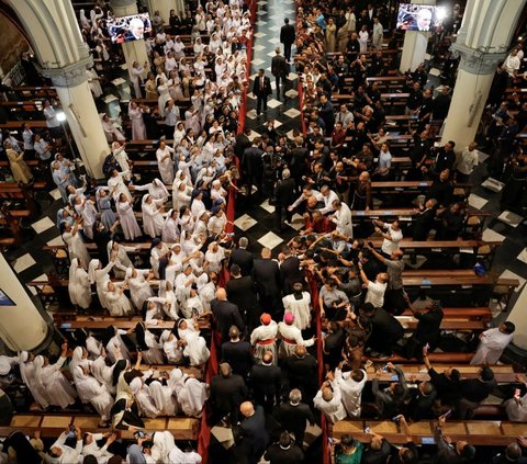 Paus Fransiskus tiba di Katedral Bunda Maria Diangkat ke Surga, Jakarta. Kedatangannya disambut hangat oleh sejumlah pelajar yang memainkan alat musik tradisional, angklung, menciptakan suasana yang penuh khidmat dan budaya.