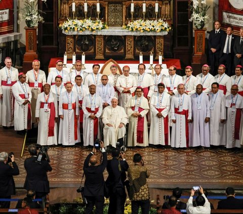 Paus Fransiskus tiba di Katedral Bunda Maria Diangkat ke Surga, Jakarta. Kedatangannya disambut hangat oleh sejumlah pelajar yang memainkan alat musik tradisional, angklung, menciptakan suasana yang penuh khidmat dan budaya.