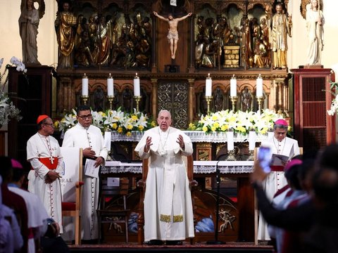 Paus Fransiskus tiba di Katedral Bunda Maria Diangkat ke Surga, Jakarta. Kedatangannya disambut hangat oleh sejumlah pelajar yang memainkan alat musik tradisional, angklung, menciptakan suasana yang penuh khidmat dan budaya.