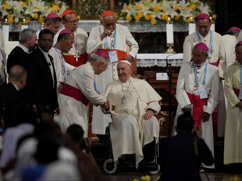 Paus Fransiskus tiba di Katedral Bunda Maria Diangkat ke Surga, Jakarta. Kedatangannya disambut hangat oleh sejumlah pelajar yang memainkan alat musik tradisional, angklung, menciptakan suasana yang penuh khidmat dan budaya.