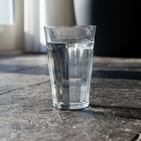 Banyak ahli kesehatan merekomendasikan untuk minum air putih sebanyak delapan gelas per hari.