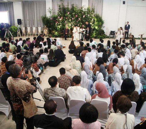 Paus Fransiskus tiba di Katedral Bunda Maria Diangkat ke Surga, Jakarta. Kedatangannya disambut hangat oleh sejumlah pelajar yang memainkan alat musik tradisional, angklung, menciptakan suasana yang penuh khidmat dan budaya.