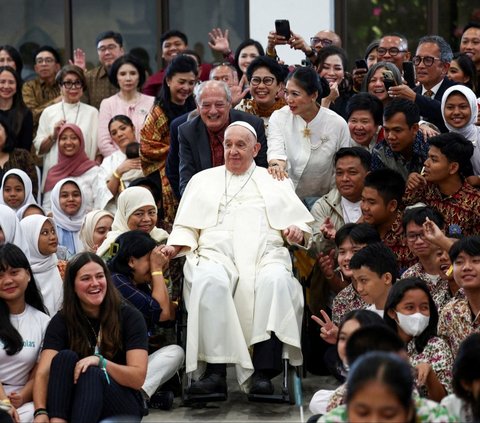 Paus Fransiskus tiba di Katedral Bunda Maria Diangkat ke Surga, Jakarta. Kedatangannya disambut hangat oleh sejumlah pelajar yang memainkan alat musik tradisional, angklung, menciptakan suasana yang penuh khidmat dan budaya.