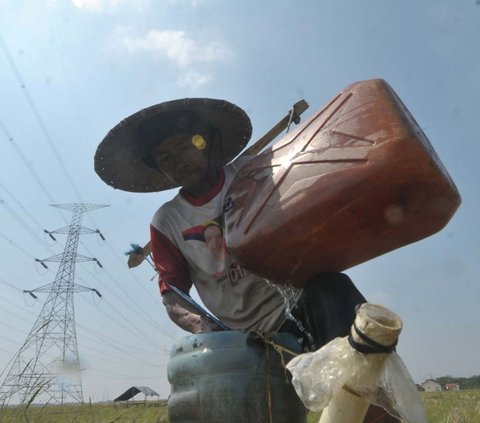 Petani mengambil air dari kubangan sumur yang digali sedalam dua meter untuk menyiram kebun semangka di Kawasan Muara Bakti, Kecamatan Babelan, Kabupaten Bekasi, Jawa Barat Rabu (4/9/2024).