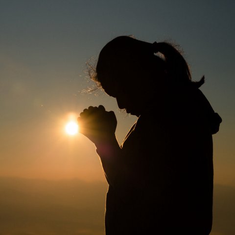 Ilustrasi berdoa, bersyukur, harapan. (Image by jcomp on Freepik)