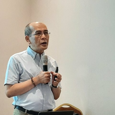 Faisal Basri memberikan materi bahaya rokok. (Yopi Makdori/Liputan6.com)