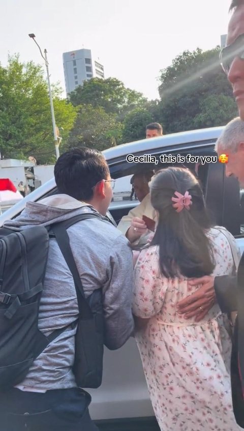 Viral, Begini Momen Ibu Hamil dan Kandungannya Diberkati oleh Paus Fransiskus