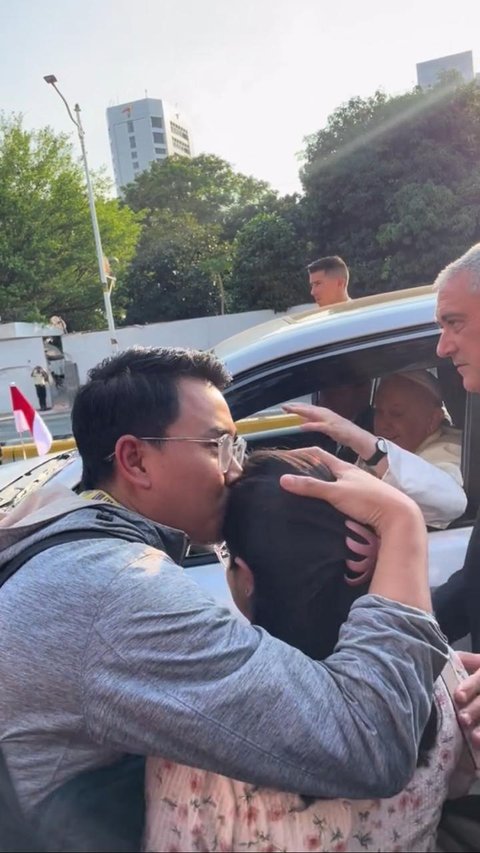 Viral, Begini Momen Ibu Hamil dan Kandungannya Diberkati oleh Paus Fransiskus