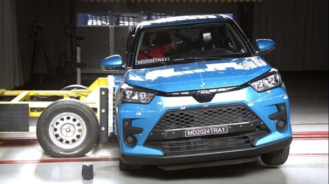 Uji tabrak samping Toyota Raize.