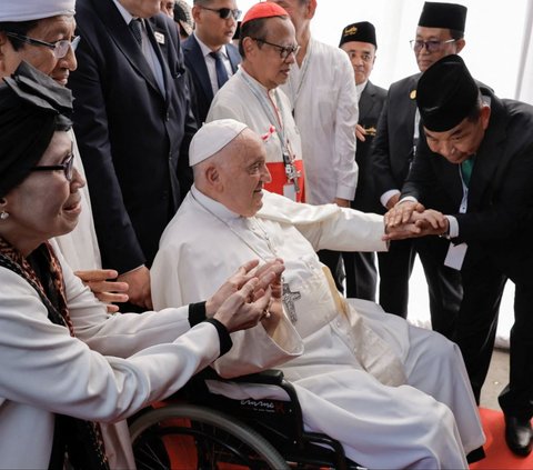 FOTO: Momen Hangat Paus Fransiskus Kunjungi Masjid Istiqlal, Disambut Tabuhan Rebana dan Lantunan Ayat Suci Hafizah Tunanetra