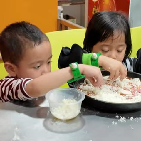 Buat Pizza Bareng Nuni, Potret Rayyyanza Malah Sibuk Makan Keju Sampai Buat Sus Rini Istighfar