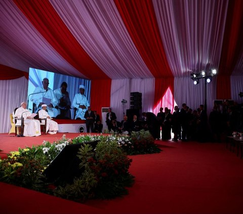 FOTO: Momen Hangat Paus Fransiskus Kunjungi Masjid Istiqlal, Disambut Tabuhan Rebana dan Lantunan Ayat Suci Hafizah Tunanetra