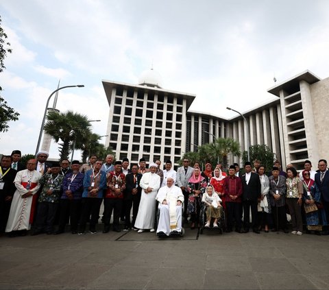 FOTO: Momen Hangat Paus Fransiskus Kunjungi Masjid Istiqlal, Disambut Tabuhan Rebana dan Lantunan Ayat Suci Hafizah Tunanetra