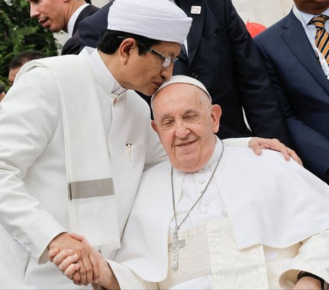 FOTO: Kemesraan Paus Fransiskus dan Imam Besar Masjid Istiqlal Saling Cium Tangan dan Kepala