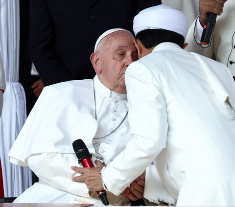 FOTO: Kemesraan Paus Fransiskus dan Imam Besar Masjid Istiqlal Saling Cium Tangan dan Kepala