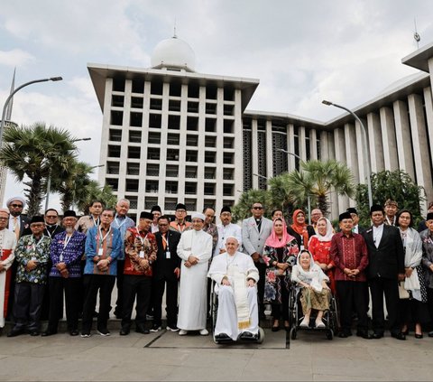 FOTO: Kemesraan Paus Fransiskus dan Imam Besar Masjid Istiqlal Saling Cium Tangan dan Kepala