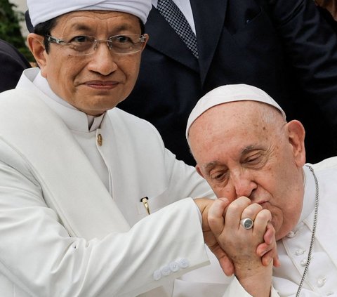 FOTO: Kemesraan Paus Fransiskus dan Imam Besar Masjid Istiqlal Saling Cium Tangan dan Kepala