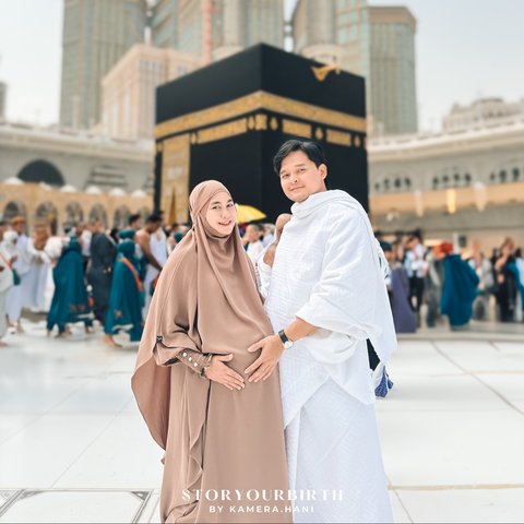 Potret Anisa Rahma dan Suami Umrah
