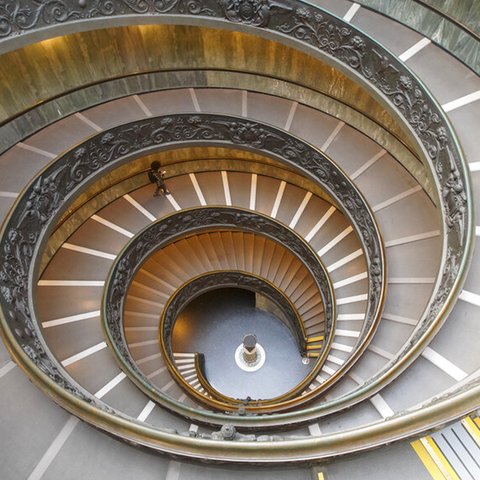 Seorang pengunjung berjalan menuruni tangga saat meninggalkan Museum Vatikan di Vatikan, Senin (1/2/2021). Museum Vatikan kembali dibuka untuk pengunjung pada 1 Februari 2021 setelah 88 hari ditutup untuk mencegah penyebaran COVID-19. (AP Photo/Andrew Medichini)