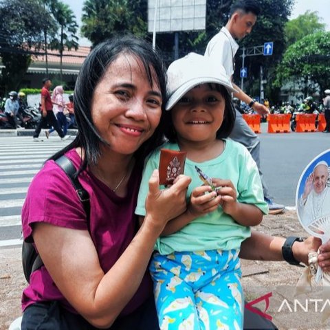 Momen Haru Bayi Sembilan Bulan Dapat Doa Langsung dari Paus Fransiskus