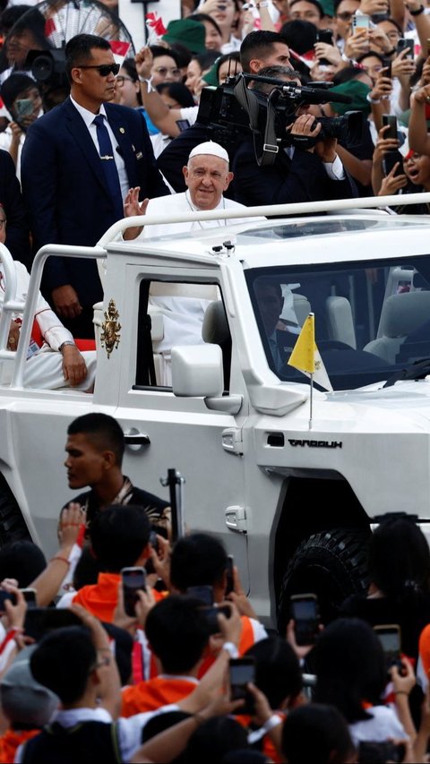 FOTO: Momen Paus Fransiskus Naik Maung Pindad Sapa Jemaat Misa Suci di GBK, 'Viva Il Papa' Menggema