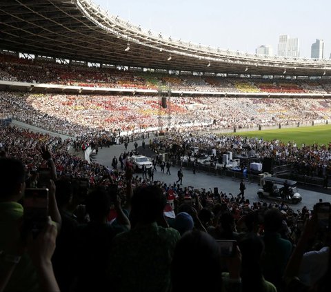 FOTO: Momen Paus Fransiskus Naik Maung Pindad Sapa Jemaat Misa Suci di GBK, 'Viva Il Papa' Menggema