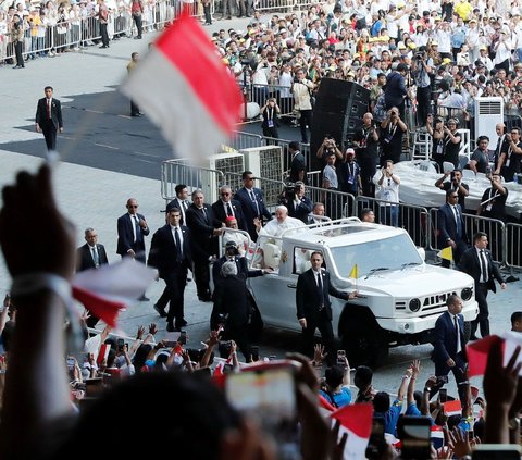 FOTO: Momen Paus Fransiskus Naik Maung Pindad Sapa Jemaat Misa Suci di GBK, 'Viva Il Papa' Menggema