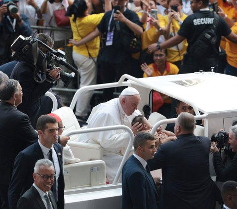 FOTO: Momen Paus Fransiskus Naik Maung Pindad Sapa Jemaat Misa Suci di GBK, 'Viva Il Papa' Menggema