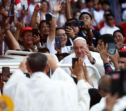 FOTO: Momen Paus Fransiskus Naik Maung Pindad Sapa Jemaat Misa Suci di GBK, 'Viva Il Papa' Menggema