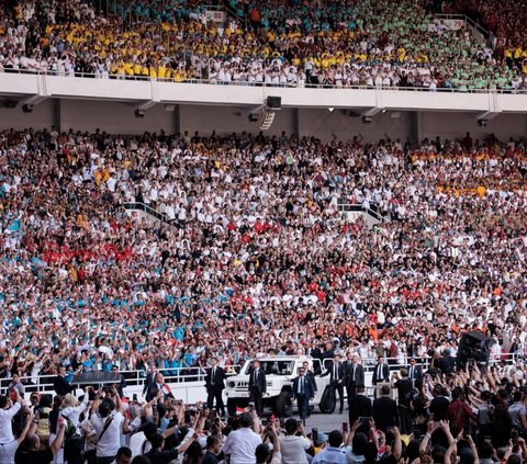 FOTO: Momen Paus Fransiskus Naik Maung Pindad Sapa Jemaat Misa Suci di GBK, 'Viva Il Papa' Menggema