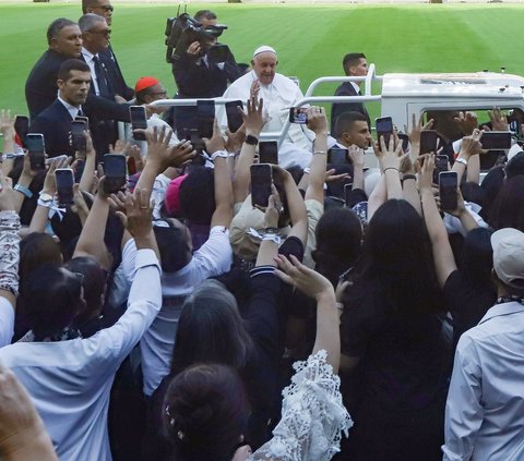 FOTO: Antusiasme Puluhan Ribu Umat Katolik Hadiri Misa Suci Paus Fransiskus di Stadion GBK