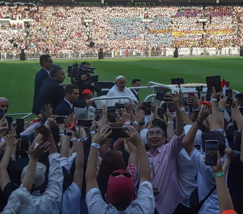 FOTO: Antusiasme Puluhan Ribu Umat Katolik Hadiri Misa Suci Paus Fransiskus di Stadion GBK