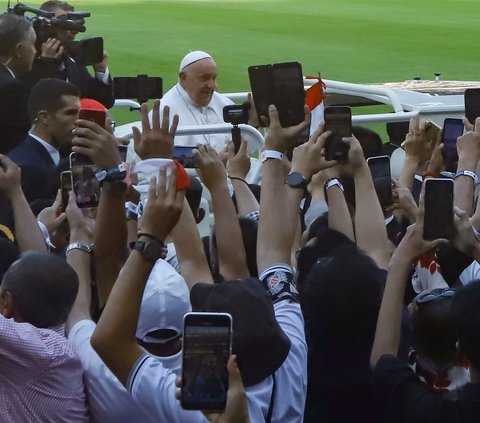 FOTO: Antusiasme Puluhan Ribu Umat Katolik Hadiri Misa Suci Paus Fransiskus di Stadion GBK