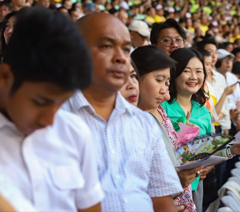 FOTO: Antusiasme Puluhan Ribu Umat Katolik Hadiri Misa Suci Paus Fransiskus di Stadion GBK