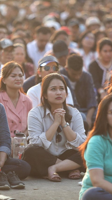 FOTO: Tak Bisa Masuk GBK, Umat Katolik Tetap Khidmat Ikuti Misa Akbar Paus Fransiskus Meski Lewat Layar Lebar