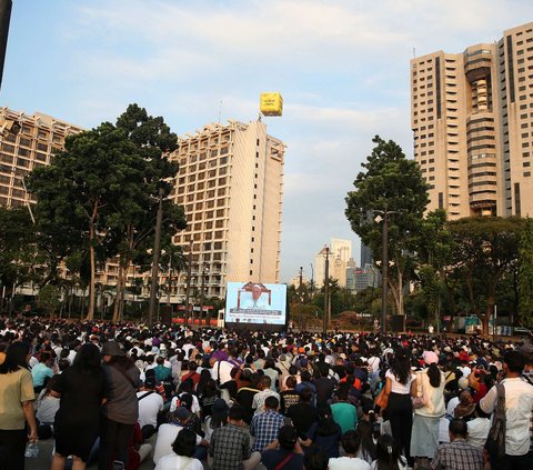 Umat Katolik mengikuti Misa Suci yang dipimpin Paus Fransiskus di area Parkir Timur Gelora Bung Karno (GBK), Senayan, Jakarta, Kamis (5/9/2024). Misa Suci bersama Paus Fransiskus disambut antusias umat Katolik di Indonesia. Foto: Liputan6.com/Angga Yuniar