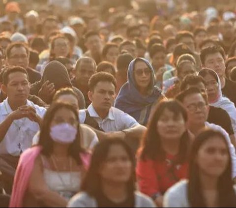 FOTO: Tak Bisa Masuk GBK, Umat Katolik Tetap Khidmat Ikuti Misa Suci Paus Fransiskus Meski Lewat Layar Lebar