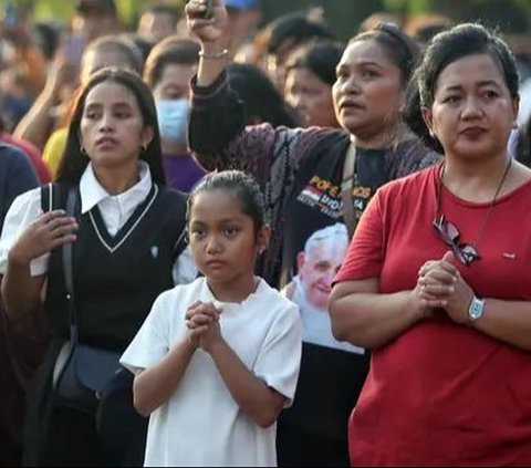 FOTO: Tak Bisa Masuk GBK, Umat Katolik Tetap Khidmat Ikuti Misa Suci Paus Fransiskus Meski Lewat Layar Lebar